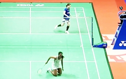 Cựu vô địch thế giới Sindhu đập vợt vì bất lực trước Nguyễn Thùy Linh