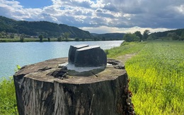 Tượng bà Melania Trump bị cưa chỉ còn bàn chân