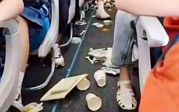 Chuyến bay rung lắc mạnh vì nhiễu động, đồ ăn đổ khắp khoang