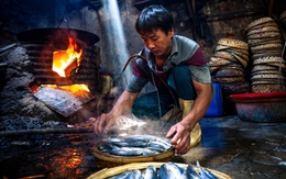 Nghề hấp cá, mực ở Quy Nhơn: Giữ lửa trong gian bếp nồng mùi biển