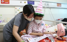Bệnh nhi ung thư mừng sinh nhật trong bệnh viện, ước mơ khỏi bệnh thành bác sĩ