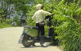 Người phụ nữ khổ sở với xe máy điện 'thích lao vào bụi cây'