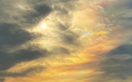 Mây ngũ sắc kỳ thú xuất hiện trên bầu trời Hà Nội