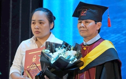 Xúc động khoảnh khắc trao bằng giỏi cho tân nữ kỹ sư mới qua đời vì tai nạn giao thông