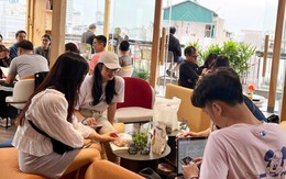 Từ xôn xao quán cà phê bịt hết ổ điện: Cách nào để xử lý khách 'cắm rễ' mà không bị chửi?