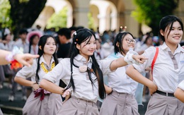 Học sinh lớp 12 bịn rịn chia tay 1.000 ngày với ngôi trường chuyên Lê Hồng Phong TP.HCM