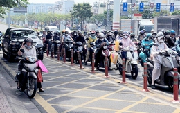 Vẫn dừng xe tại vạch mắt võng, có người dửng dưng khi được nhắc nhở