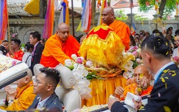Hàng nghìn người 'đội mưa' đón xá lợi Đức Phật về chùa Phúc Sơn