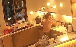 Nữ giúp việc vắt nước từ giẻ lau bếp vào nồi nước uống của gia chủ