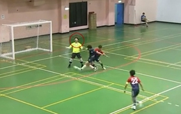 Thủ môn bị thủng lưới vì ăn mừng sớm