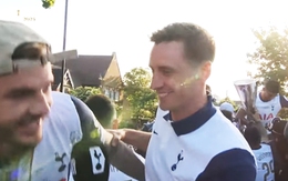 James Maddison suýt rơi khỏi xe buýt diễu hành của Tottenham