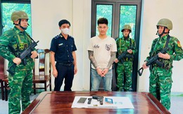 Bắt thanh niên mua súng ngắn và ma túy ở Lào đem về Việt Nam