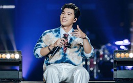 Bạn học cảm ơn HIEUTHUHAI vì từng khiêng giúp 2 cái ghế, dân mạng cãi nhau bảo làm quá