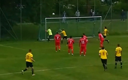 Thủ môn không nhìn thấy bóng, đối thủ vẫn không ghi được bàn