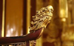 Du khách bẻ gãy ngai vàng triều Nguyễn; Nhà ga T3 sân bay Tân Sơn Nhất lại dột