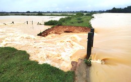 Nước lũ chảy về quá lớn làm vỡ một đoạn đập hồ chứa nước ở Hà Tĩnh