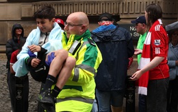 Lễ rước cúp Premier League của Liverpool biến thành thảm kịch