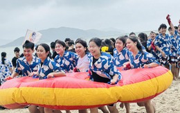 Tặng vali hay tour du lịch: Xu hướng khen thưởng mới trong giáo dục?