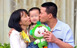 Từng ly hôn vì không có con, cặp vợ chồng tái hôn rồi có con ‘chính chủ’