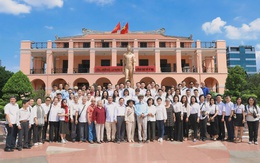 115 văn nghệ sĩ TP.HCM dâng hương tưởng nhớ Chủ tịch Hồ Chí Minh