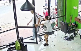 Khi sếp dặn 'nhân viên nào để khách mở cửa phạt 100k'