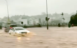 Những tuyến đường phố núi Ban Mê cứ mưa là ngập, dân ngâm mình dắt xe