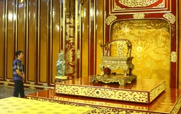 Ngai vàng triều Nguyễn làm bằng gỗ gì, sao dễ gãy vậy?