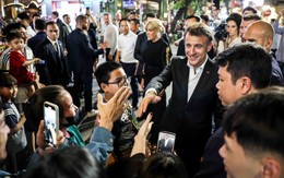 Tổng thống Pháp Macron và Phu nhân dạo bộ giữa Hà Nội, bắt tay thân mật với người dân