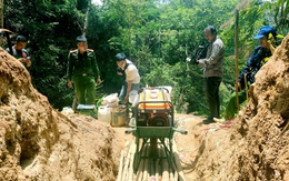 'Vàng tặc' rừng Đak Sơmei bỏ hầm tẩu thoát trước khi đoàn kiểm tra đến