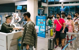 Một chuyên gia logistics 25 năm kinh nghiệm mất hơn sáu tháng để được nhập cảnh