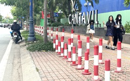 Cantavil An Phú chưa tháo dỡ rào chắn vỉa hè, người đi bộ vẫn khó đi lại