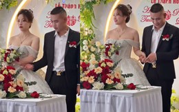 Chú rể tìm cách làm lành với cô dâu giữa hôn trường