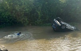 Ô tô lao xuống sông, ông ngoại và cháu 30 tháng tuổi may mắn thoát chết