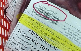 Nhận túi máu cung cấp lại, dán nhãn phụ đè lên nhãn gốc có đúng không?