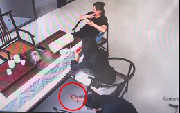 Cô gái ngồi gác chân lên ghế bị đồng nghiệp 'trộm' mất dép