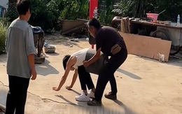 Lỡ ngồi một tí vào cái xô mà mắc chặt luôn không tháo ra được