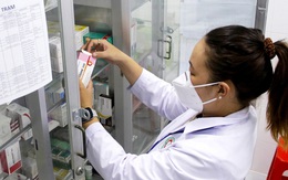 Người dân than xếp hàng để được cấp thuốc theo toa cũ