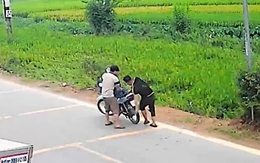 Chàng trai say rượu ngã nhào xuống ruộng lúa