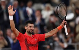Djokovic thắng dễ, Medvedev bị loại sốc ở vòng 1 Roland Garros