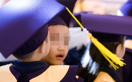 Trẻ mầm non mặc áo cử nhân tốt nghiệp: Vui, hình thức hay áp lực thành tích sớm?