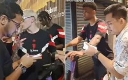 Sao Man Utd Diallo thuê scooter điện ở Malaysia mà quên mang tiền