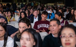 Sinh viên quốc tế tìm cách rời Harvard trước áp lực của ông Trump