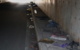 Hầm chui bến xe Miền Đông mới: Rác, cỏ, đất cát phủ đầy cống, sao không ngập?