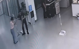 Cô gái mải nghe điện thoại, đồng nghiệp đưa cái gì cũng làm