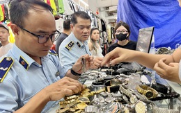 Bảo vệ 'báo động', tiểu thương Saigon Square lập tức đóng sạp để né kiểm tra