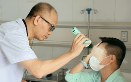 Tiêm filler xóa nhăn trán, người đàn ông mù một mắt