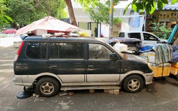 Xe hơi 7 chỗ đậu suốt 3 năm ở Tân Phú thành nơi bỏ rác, để đồ đạc