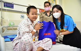 Nhận quà 'Ước mơ của Thúy', bệnh nhi ung thư vui mừng nói lời cảm ơn