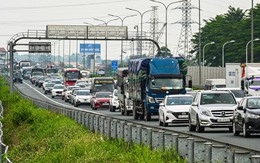 Dòng xe gần 7km ùn ùn vào Hà Nội dù chưa hết nghỉ lễ, đi từ giữa trưa cũng không thoát tắc đường
