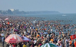 Số đông du khách đến với Sầm Sơn kỳ nghỉ lễ 30-4 là người trong tỉnh